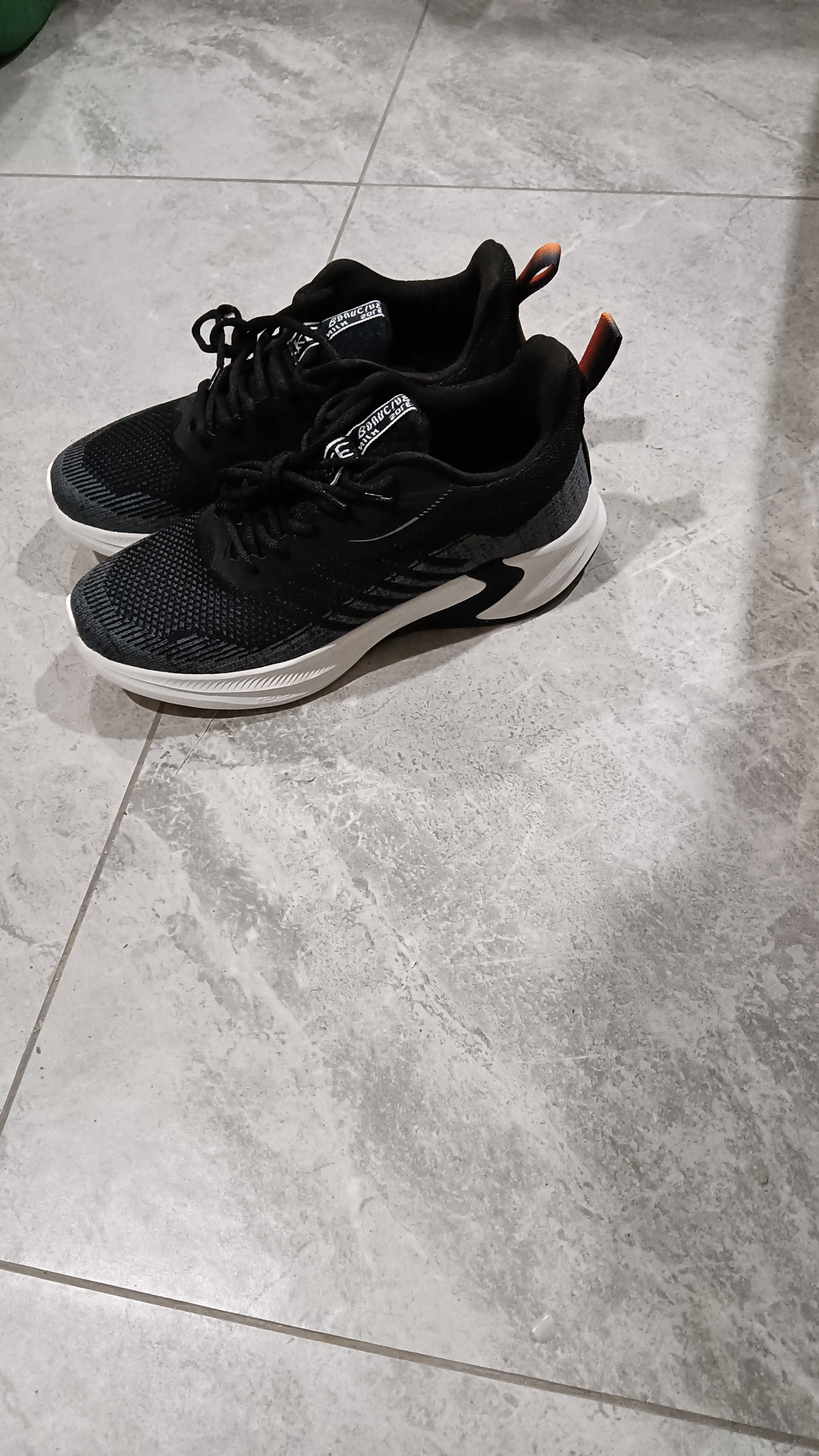 透气飞织，MD底（防震减震）休闲运动鞋黑色