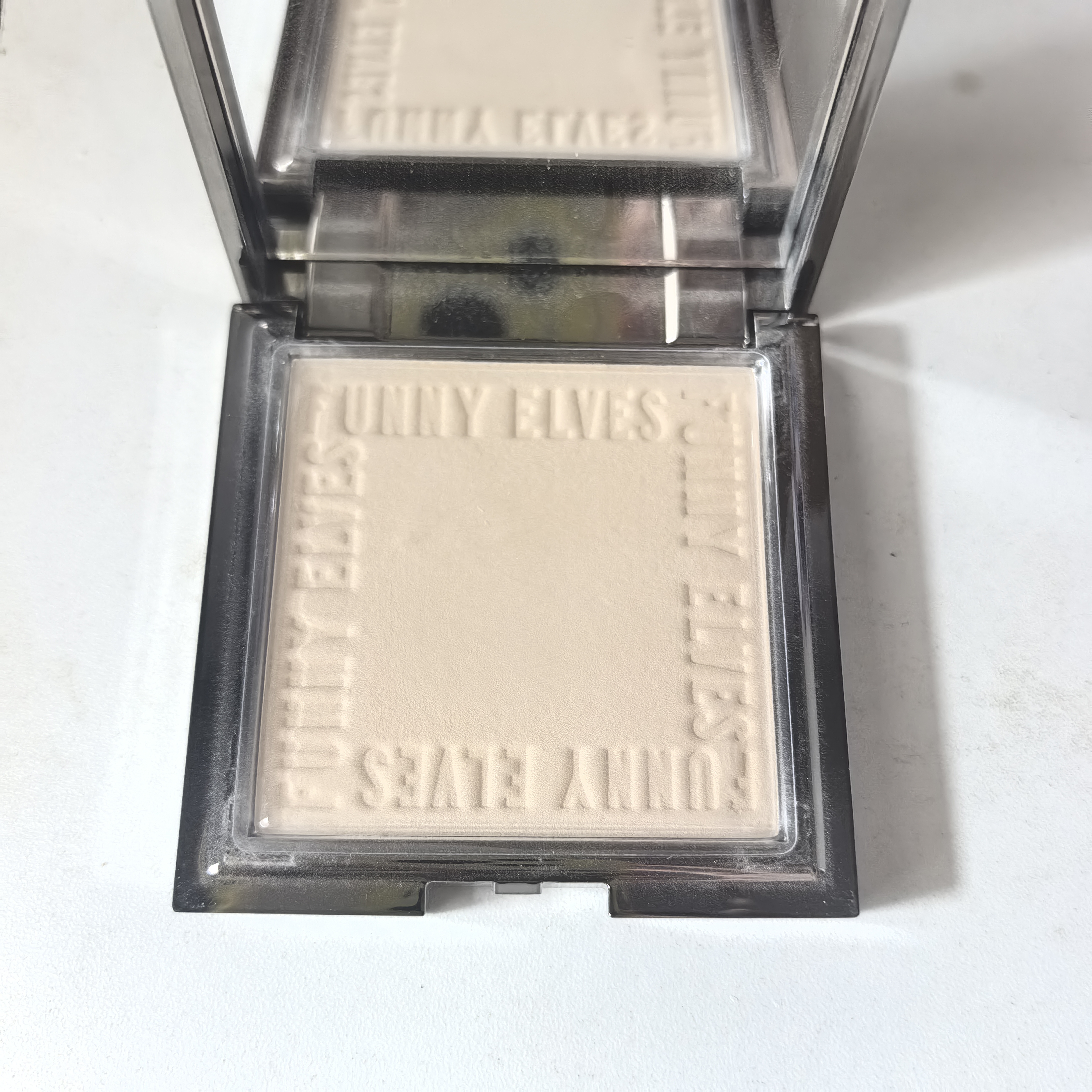 B0120 方家清透无暇粉饼（盒子微瑕）/工具