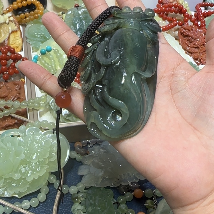 未镶嵌蛇纹石玉吊坠乔****》