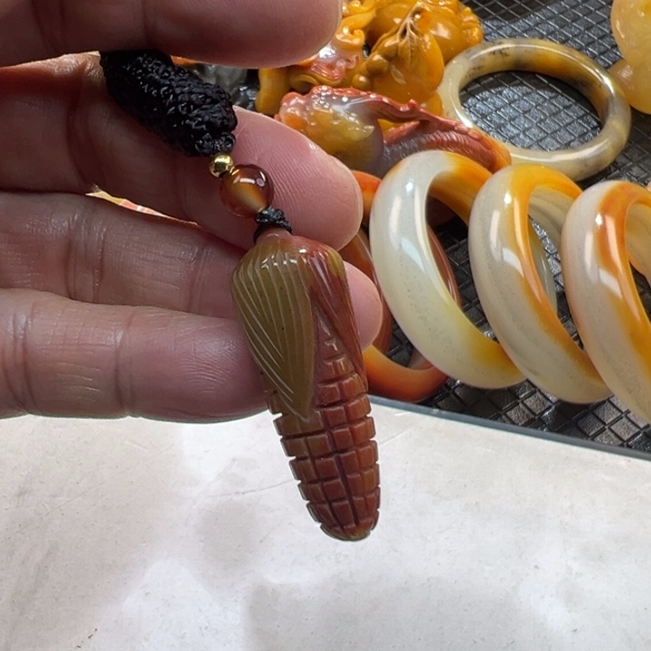 石英质玉（黄龙玉）颈饰未镶嵌