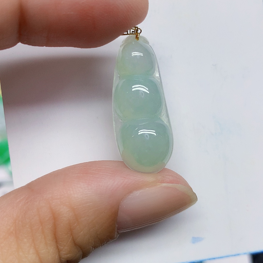颈饰18K金镶嵌翡翠豆子