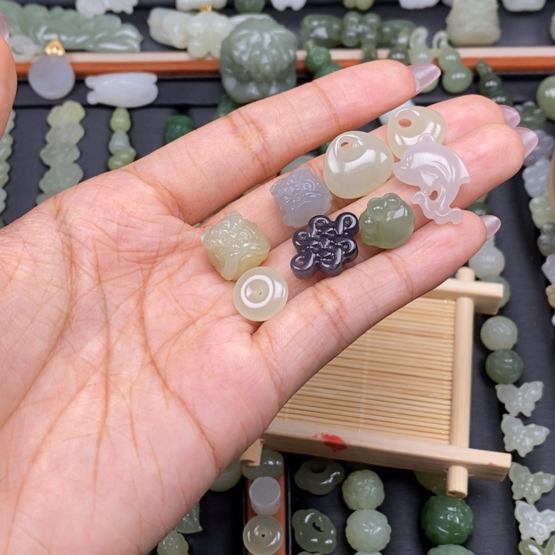 汪****颈饰未镶嵌和田玉