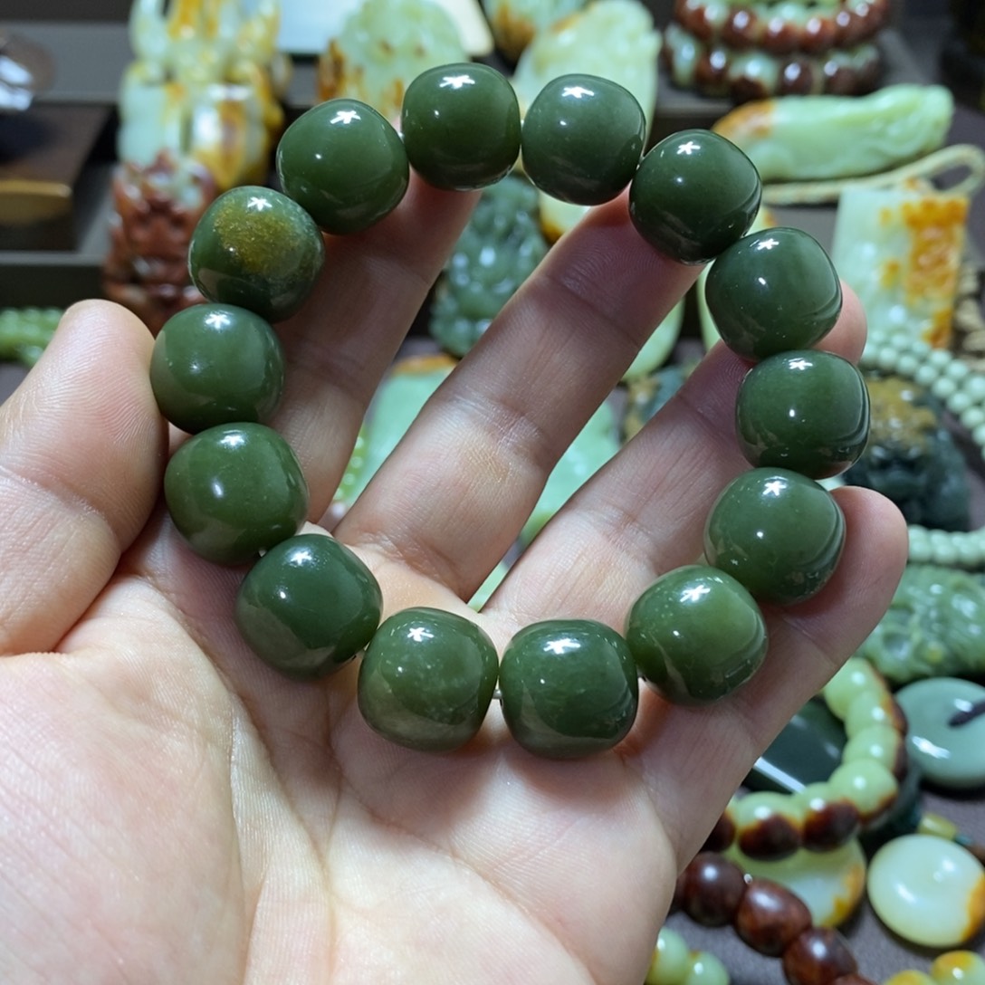 透闪石质玉未镶嵌手链16有瑕疵啊