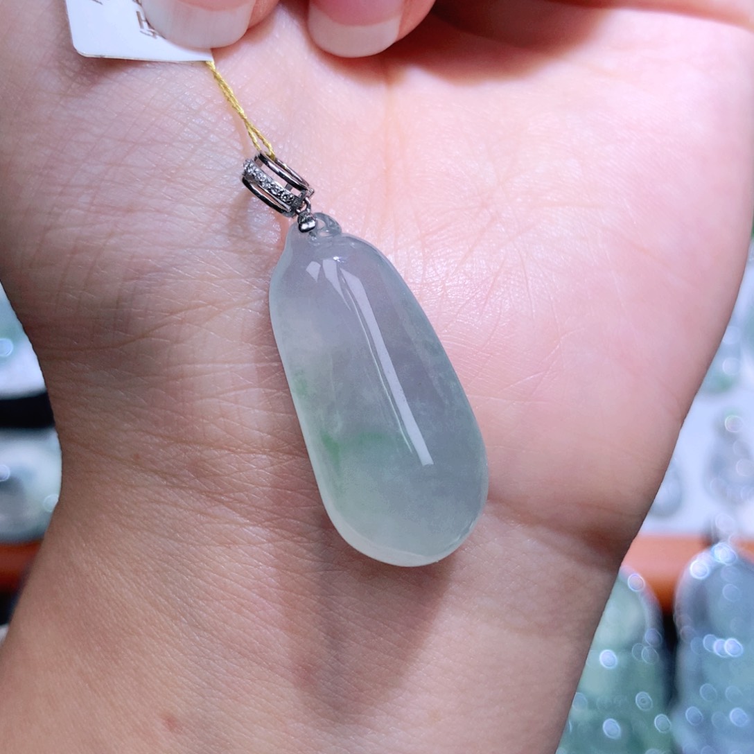 翡翠18K金镶嵌颈饰福瓜