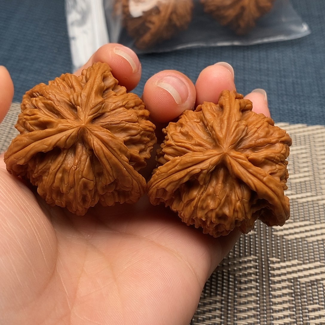 程***文玩核桃吊坠三棱