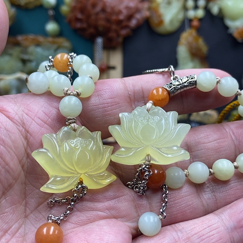 【闪购商品】蛇纹石玉手牌吊坠未镶嵌