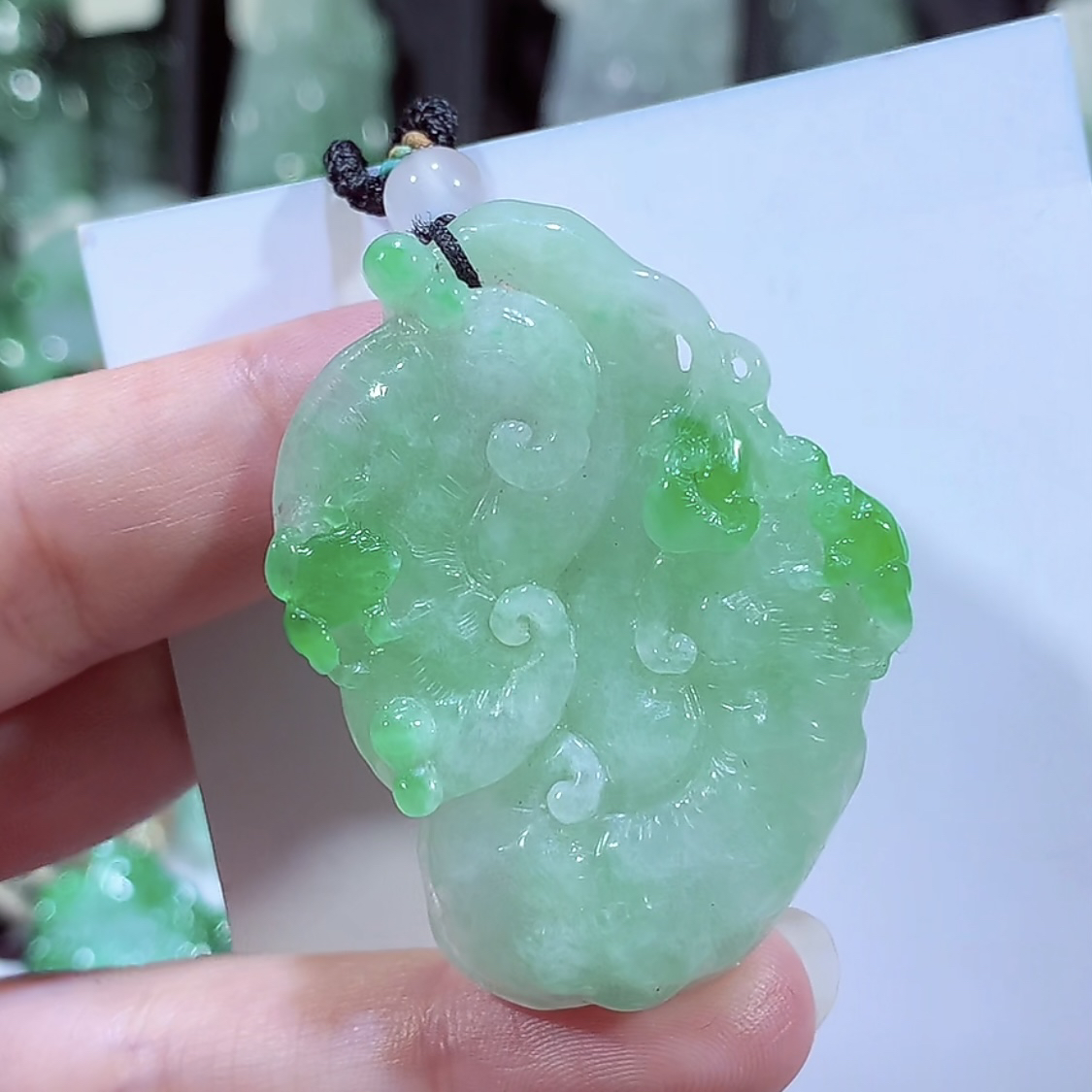 缅甸天然A货翡翠飘阳绿特色如意吊坠