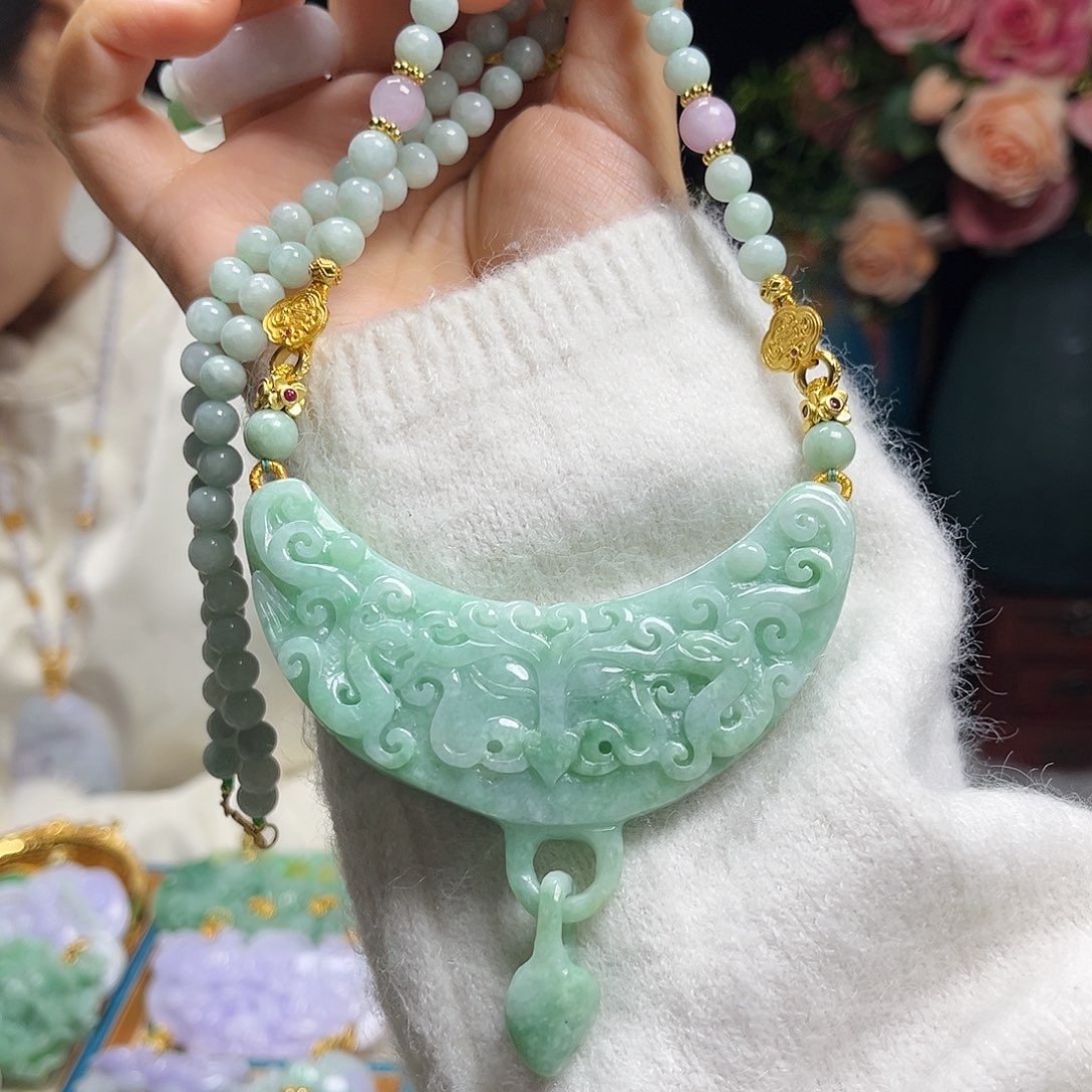 翡翠颈饰未镶嵌吞金兽