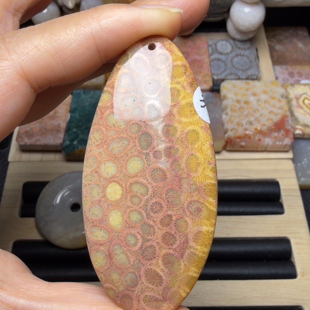 硅化玉未镶嵌红粉黄满花