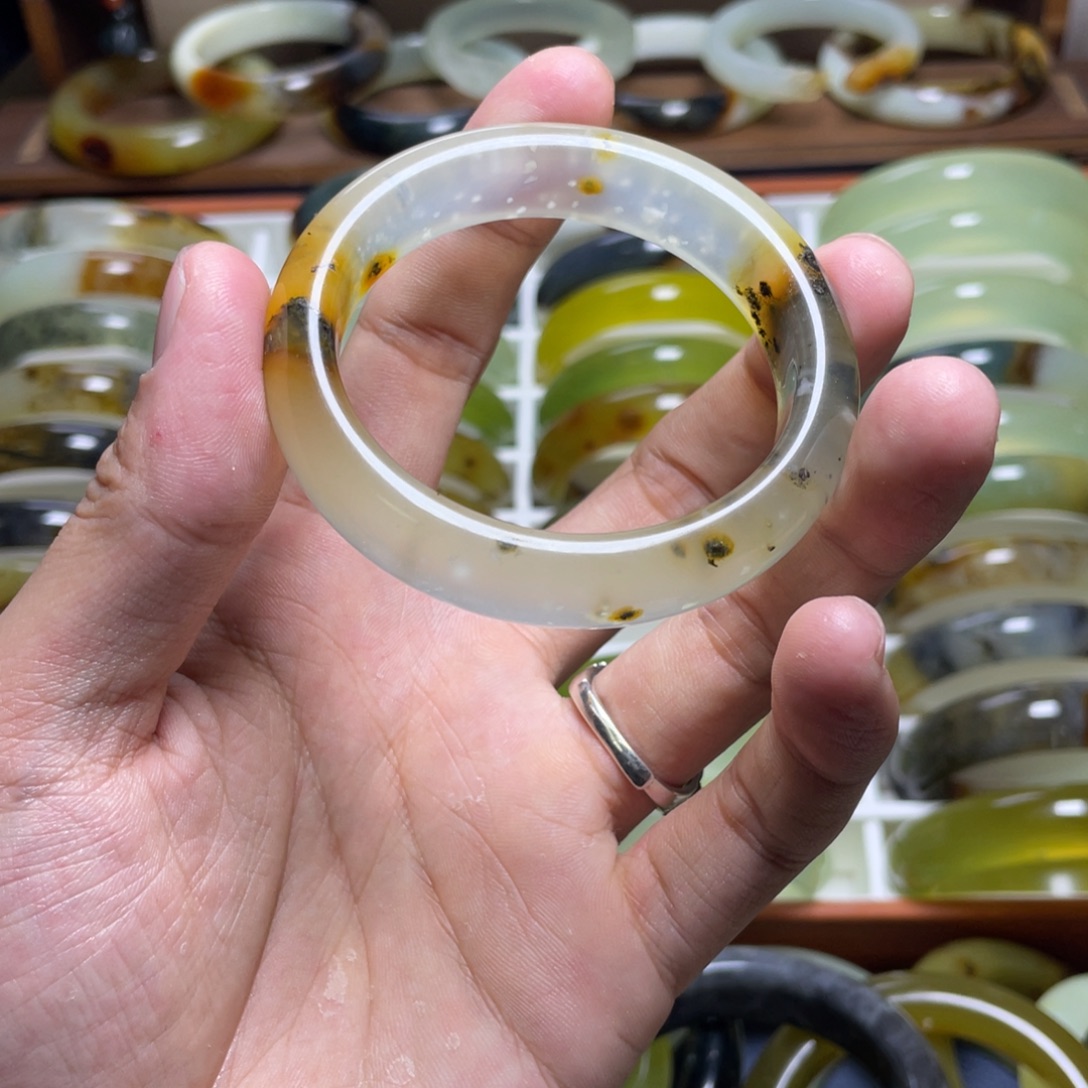 蛇纹石玉未镶嵌手镯