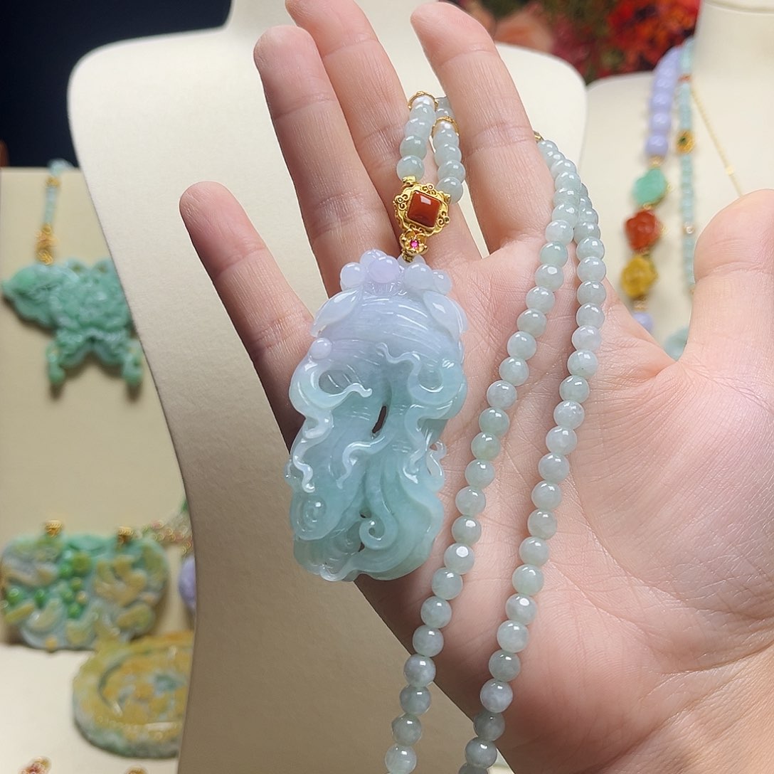 翡翠颈饰未镶嵌人生