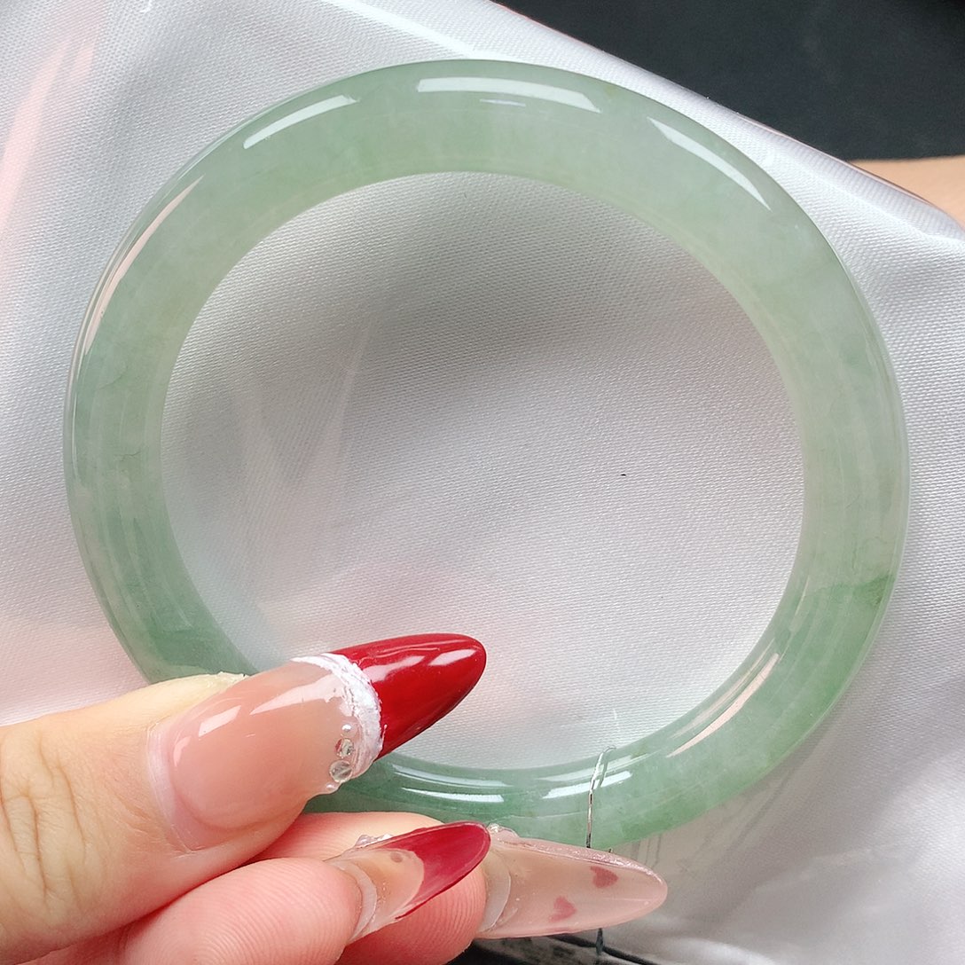 翡翠手镯未镶嵌55圈