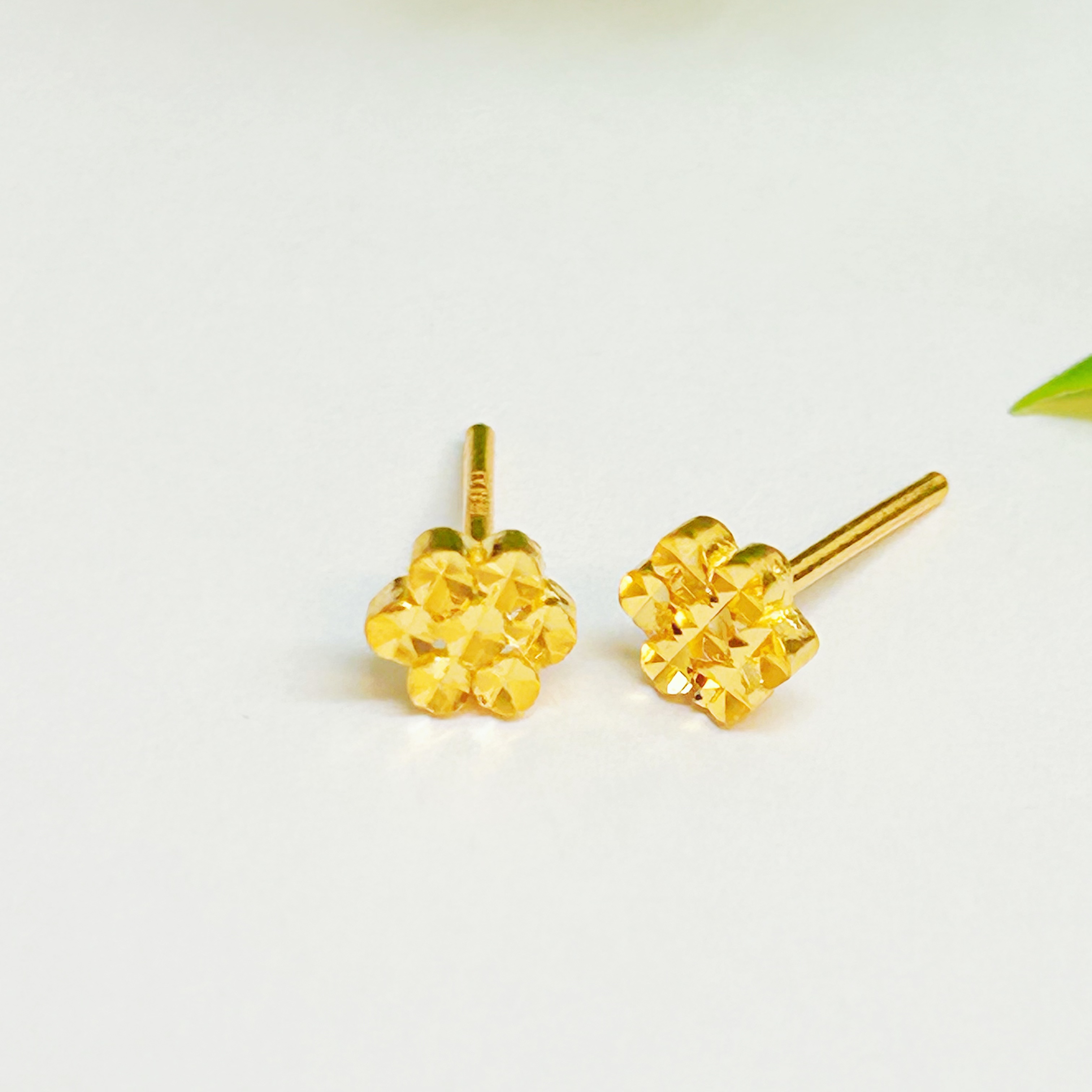 【富远黄金】足金钻面小花直针耳饰FYRDA00674