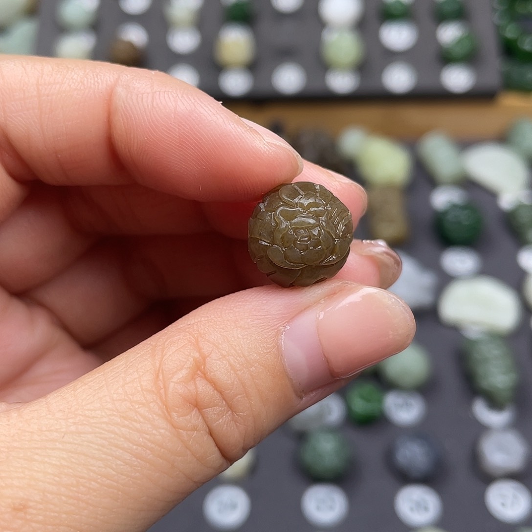 和田玉颈饰未镶嵌黄***肉红糖料有钱花珠子挂坠颈饰定制