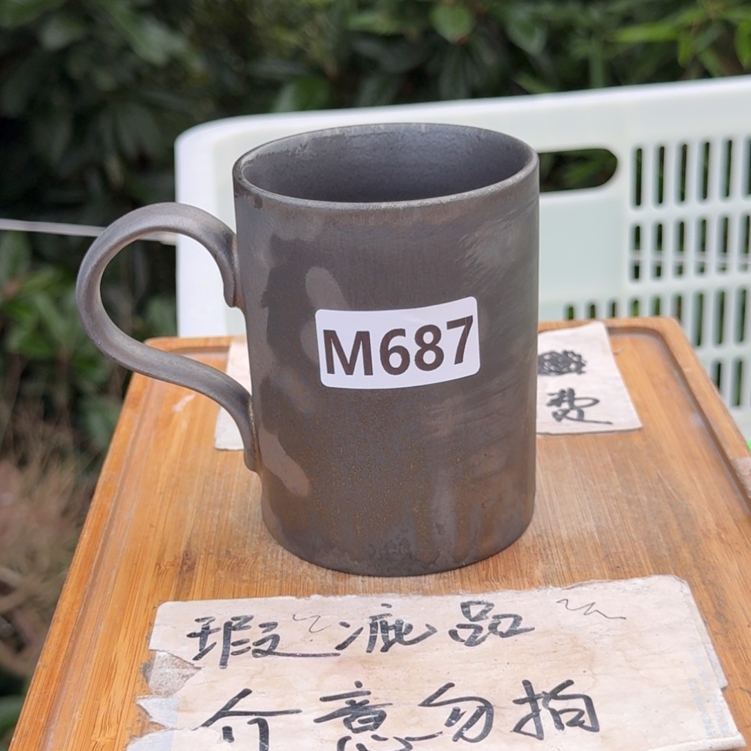 微瑕疵介意勿拍陶瓷器皿M670底部微瑕疵介意勿拍