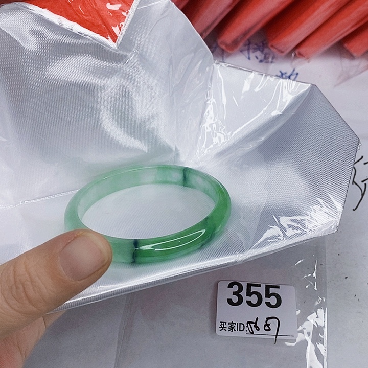 翡翠未镶嵌手镯一图一物实物为准（微瑕处理）