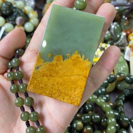 透闪石质玉挂件未镶嵌山**阔