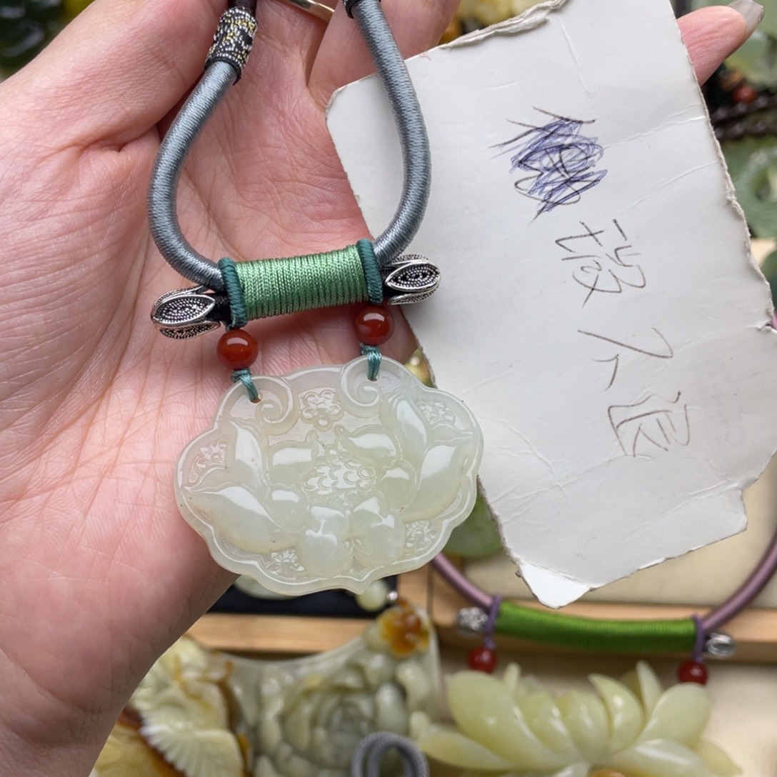 蛇纹石玉颈饰未镶嵌