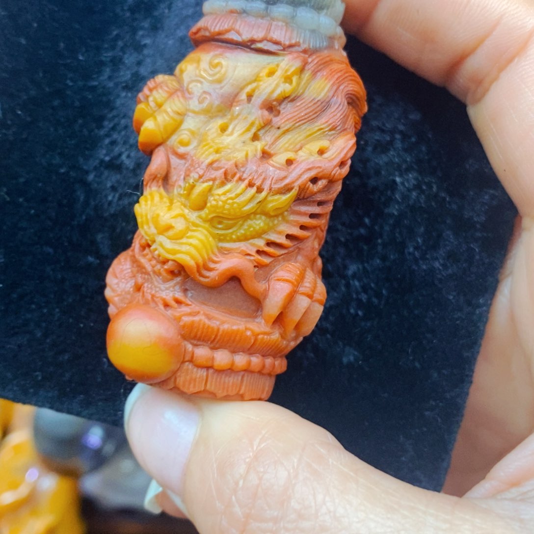 未镶嵌石英质玉（黄龙玉）颈饰