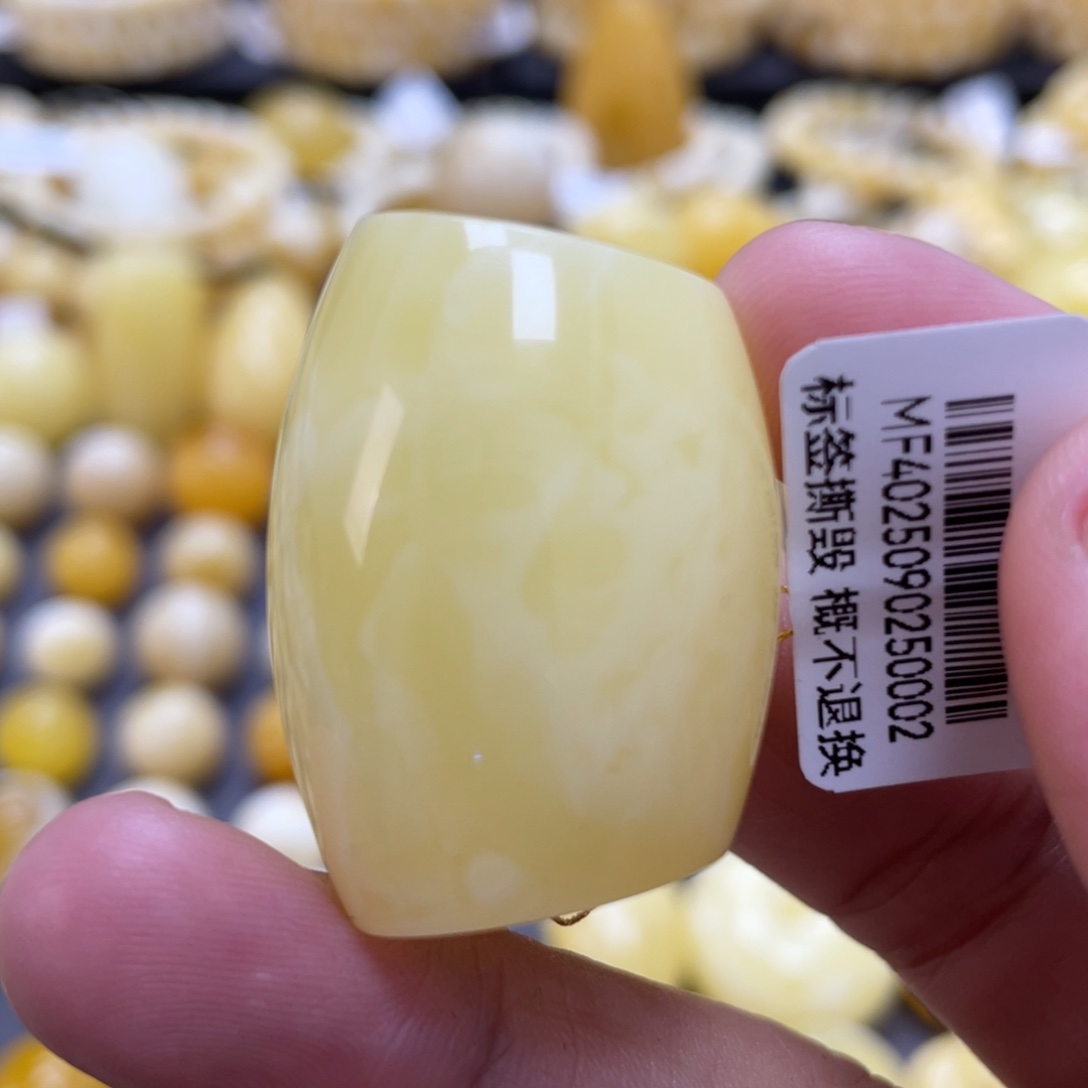 琥珀未镶嵌裸石25*33.8mm