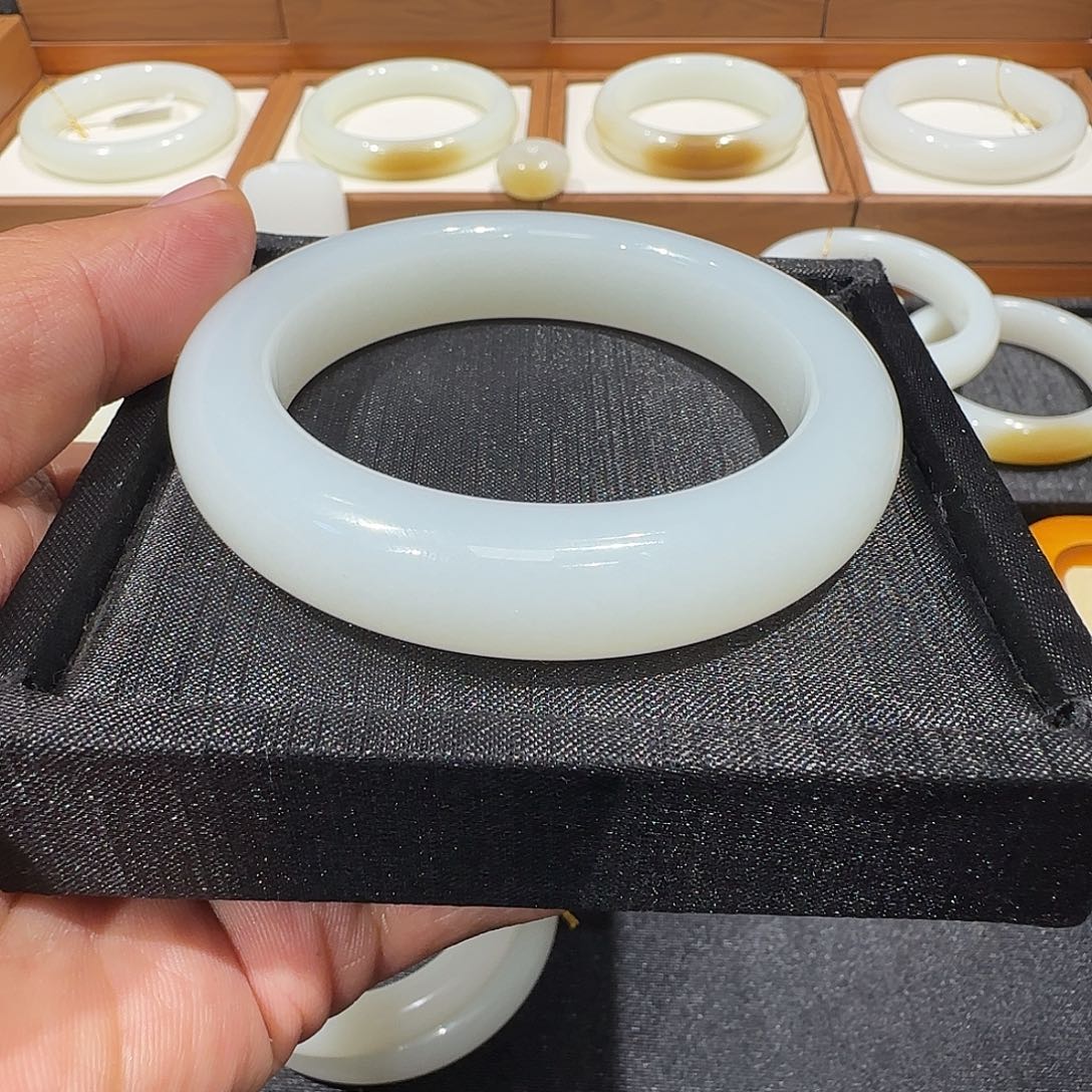 和田玉未镶嵌手镯