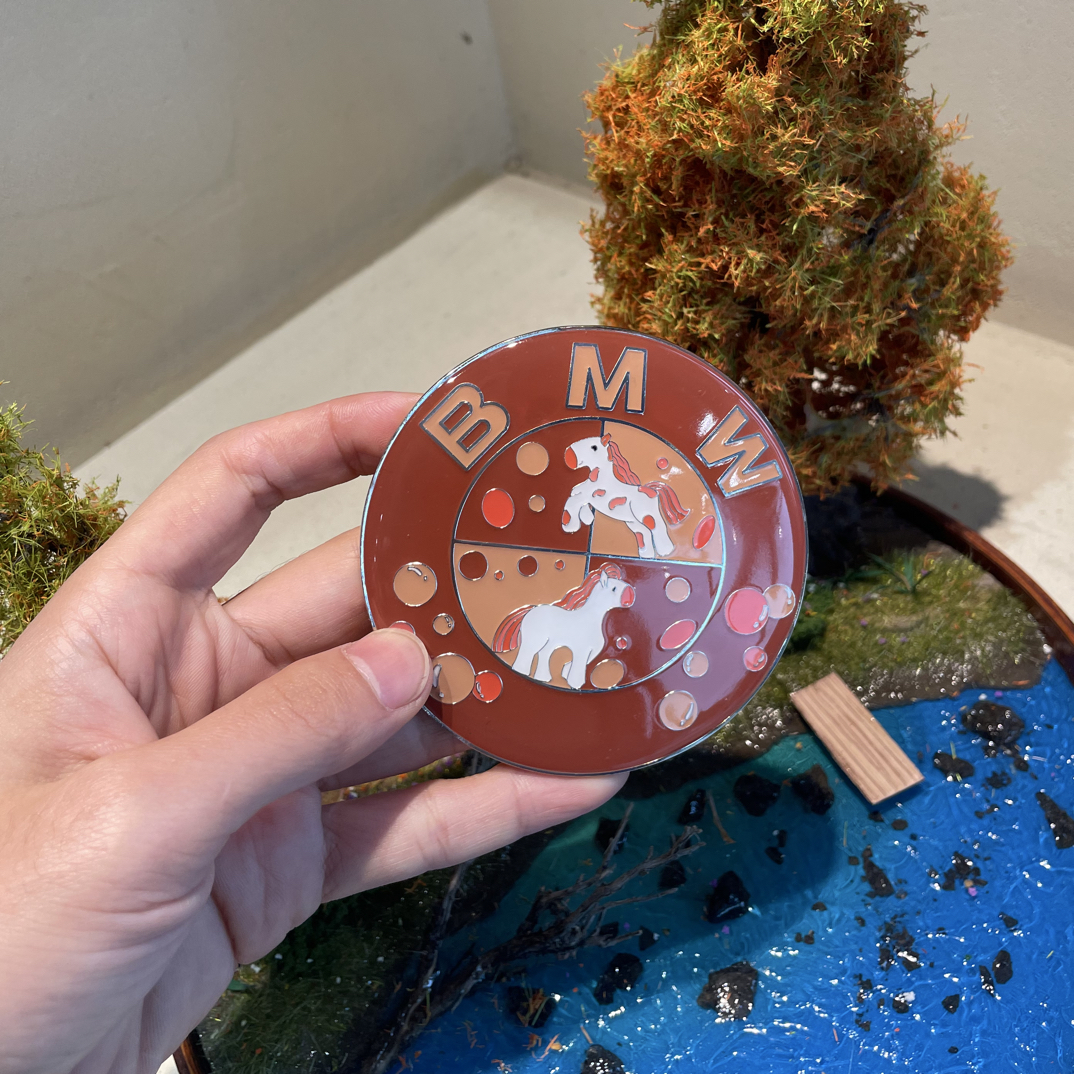 宝马车标 非遗珐琅彩工艺   底部锌合金属 外面树脂胶封层