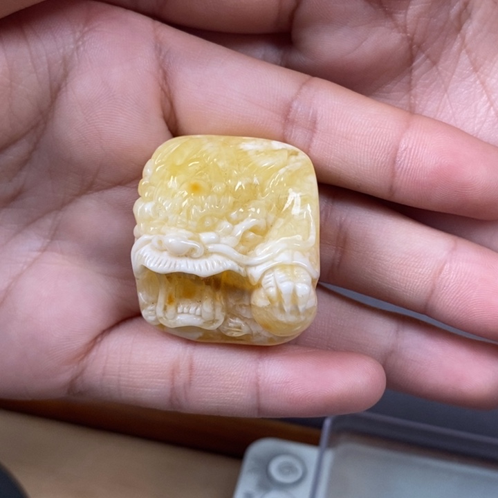 琥珀裸石未镶嵌龙牌