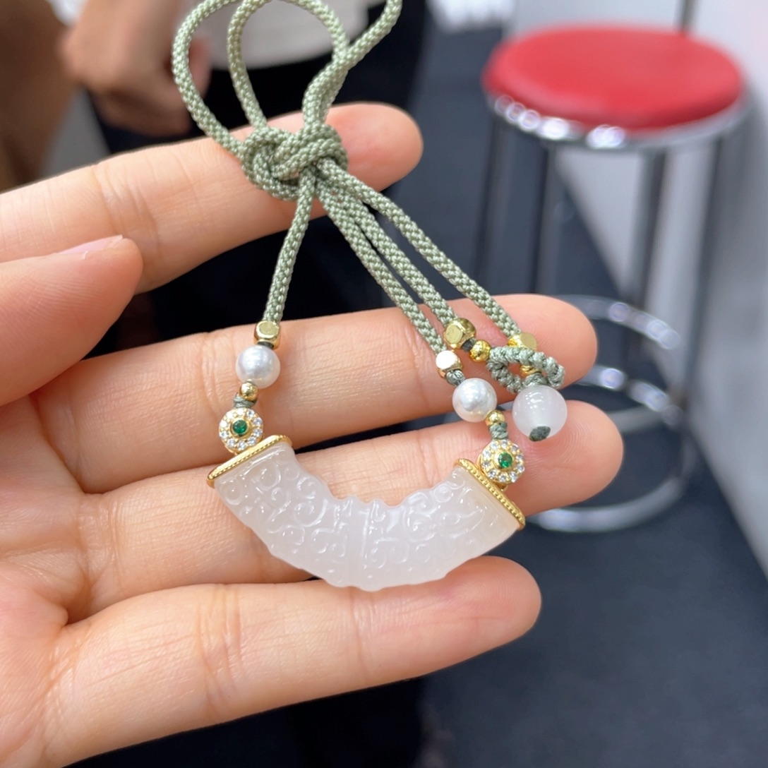 颈饰银S925镶嵌和田玉猪****品