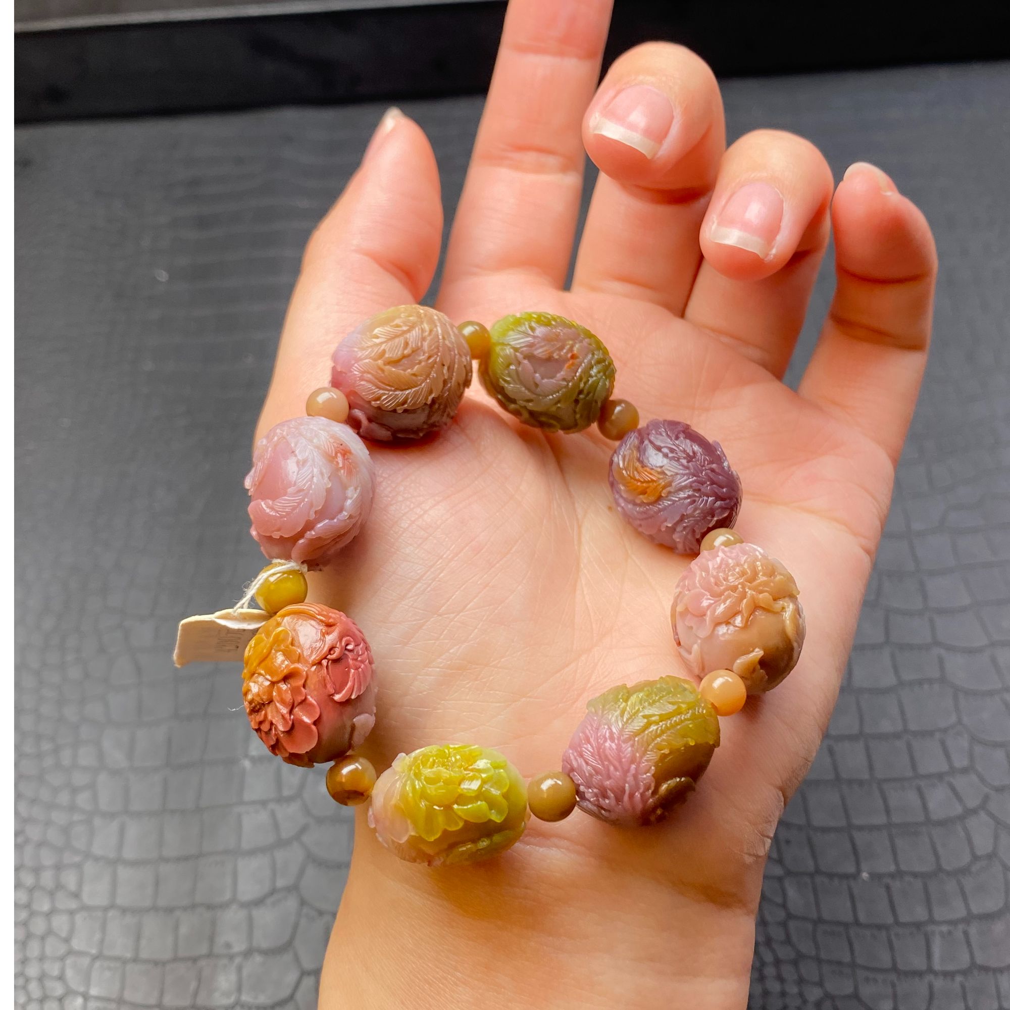 老胡家-四川大凉山盐源玛瑙精品苏工雕刻凤穿牡丹花手串单圈