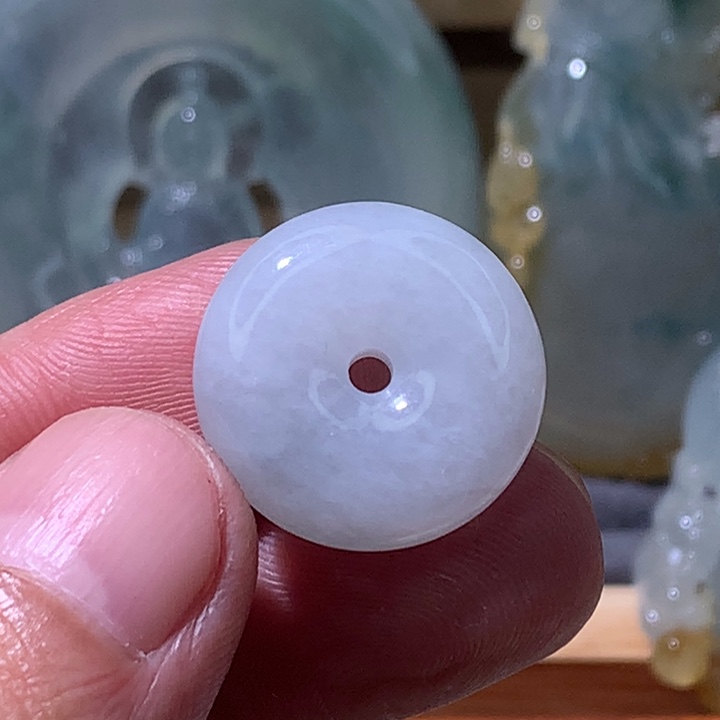 翡翠未镶嵌颈饰平安扣