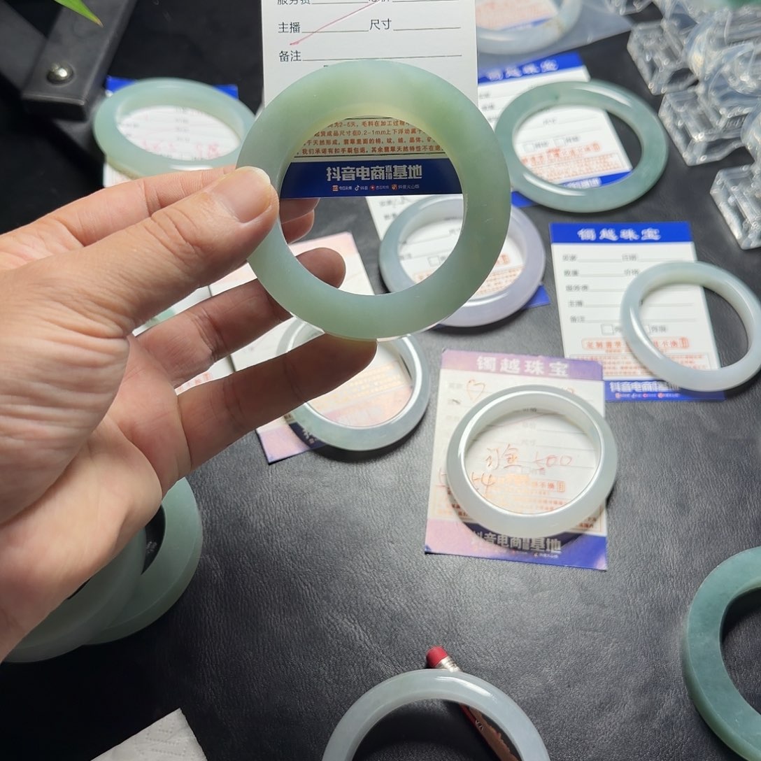 糖***猫定制翡翠未镶嵌翡翠手镯