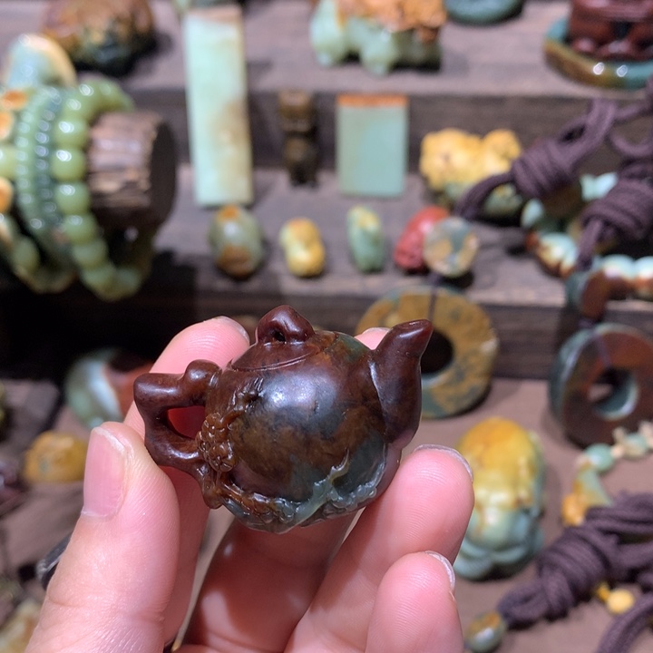 未镶嵌岫岩河磨玉（透闪石质玉）挂件W*