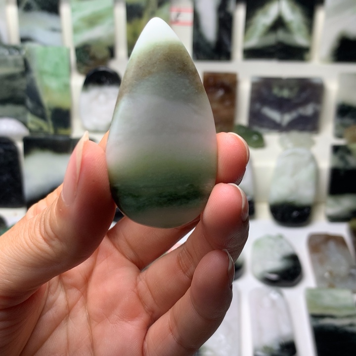 独山玉未镶嵌颈饰