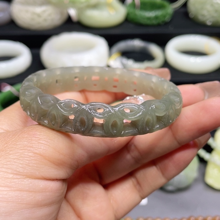 和田玉手镯59圈口。编号5未镶嵌