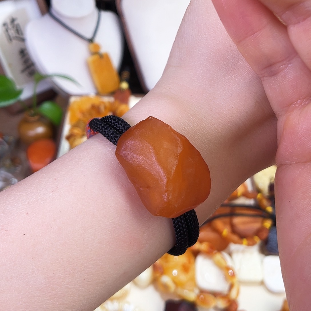 琥珀珠宝奇石未镶嵌。