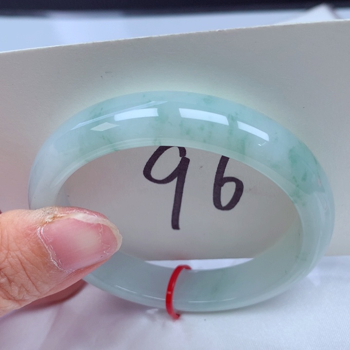 翡翠手镯未镶嵌翡翠