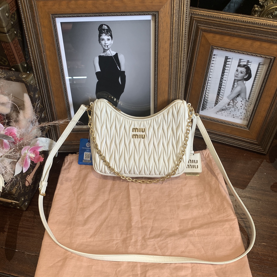 95新 MIU MIU/缪缪 MiuMiu 白色羊皮皱褶包/sp22229