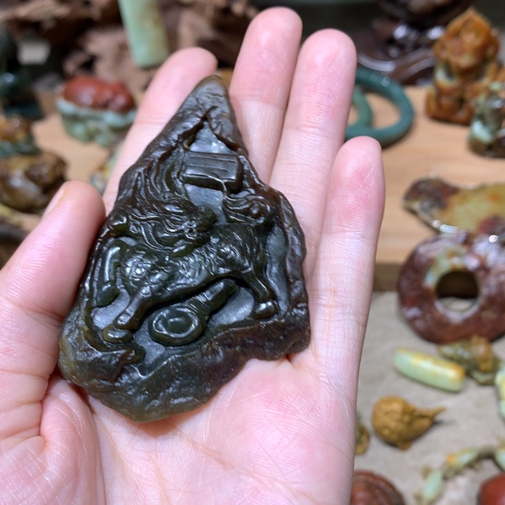 未镶嵌岫岩河磨玉（透闪石质玉）挂件