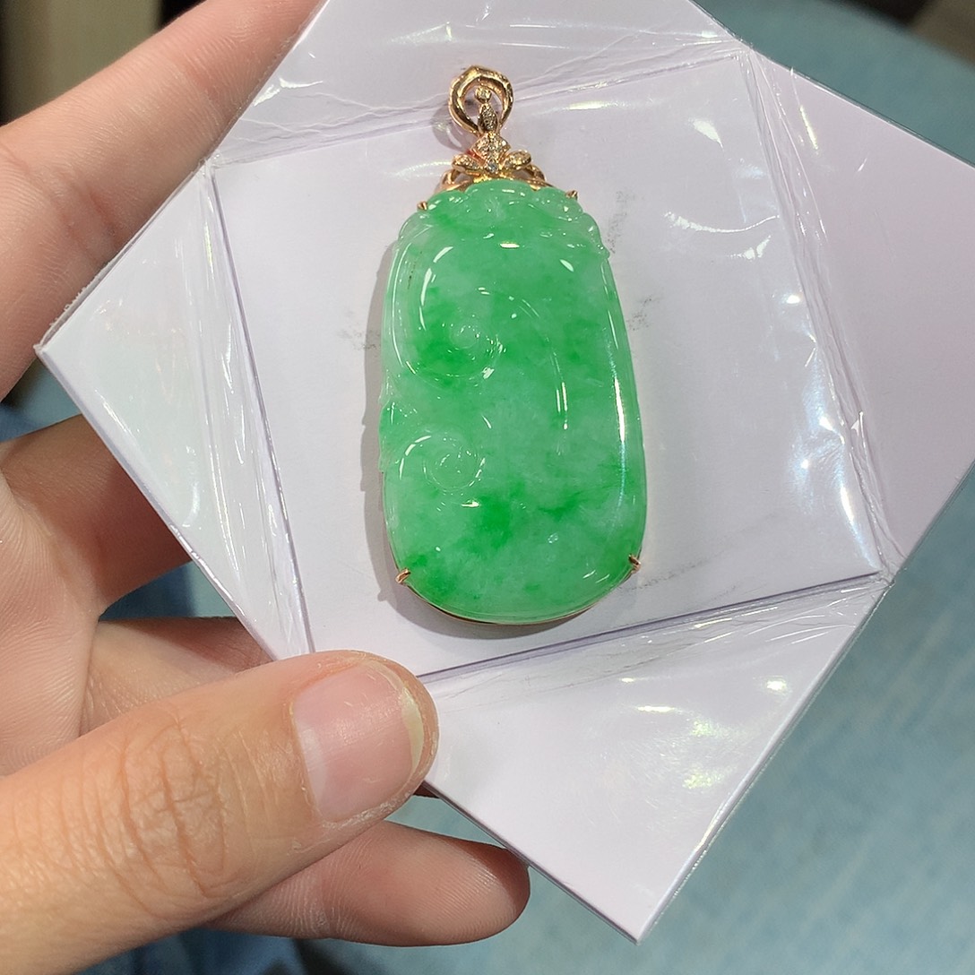 翡翠吊坠(赠链)18K金镶嵌