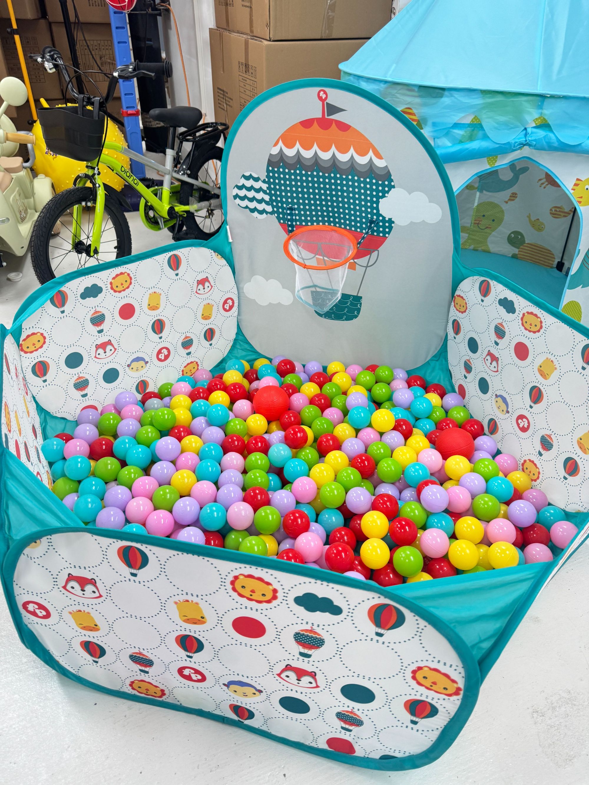 欢乐快乐的海洋球池