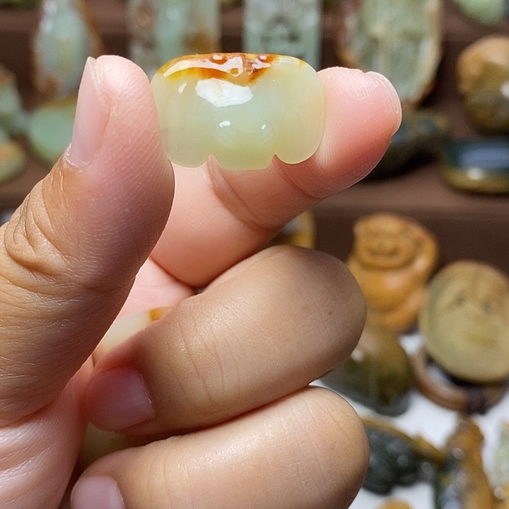 藏***真颈饰未镶嵌岫岩河磨玉（透闪石质玉）