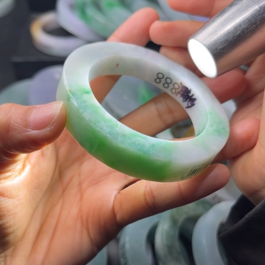 定制翡翠未镶嵌手镯