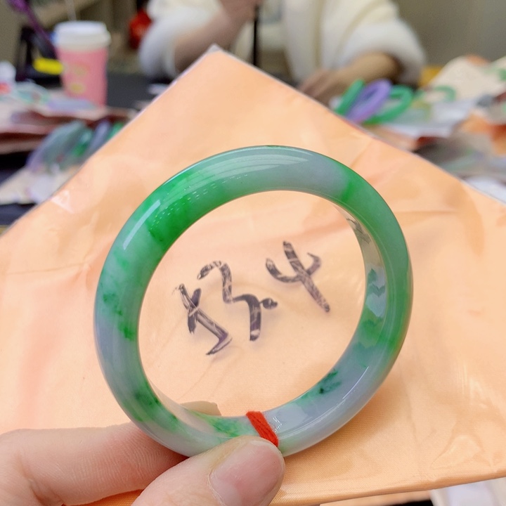 翡翠手镯未镶嵌翡翠手镯