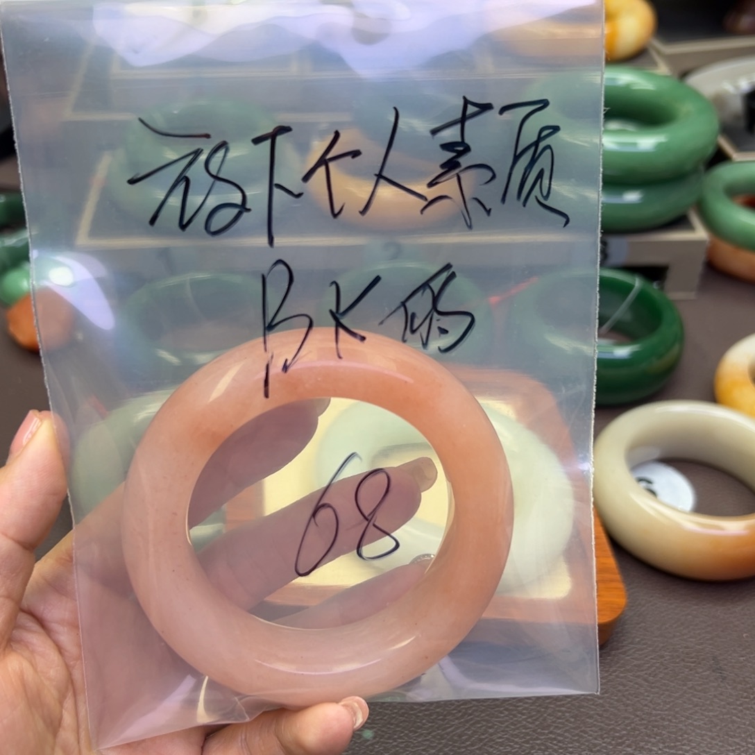 未镶嵌手镯石英岩玉放****的