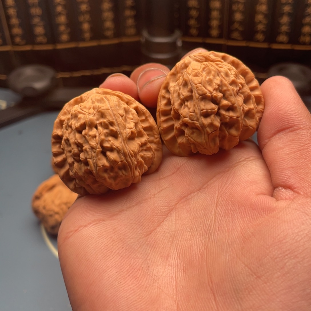 文玩核桃吊坠白狮子