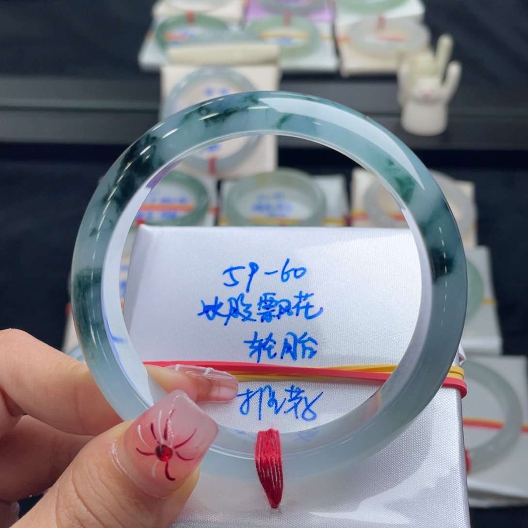 翡翠手镯未镶嵌翡翠手镯