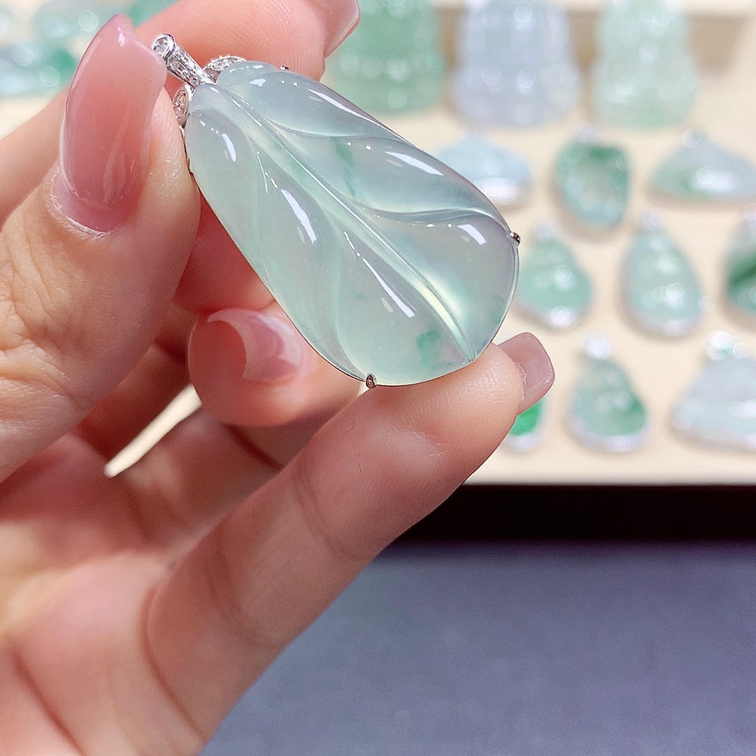 翡翠18K金镶嵌颈饰翡翠