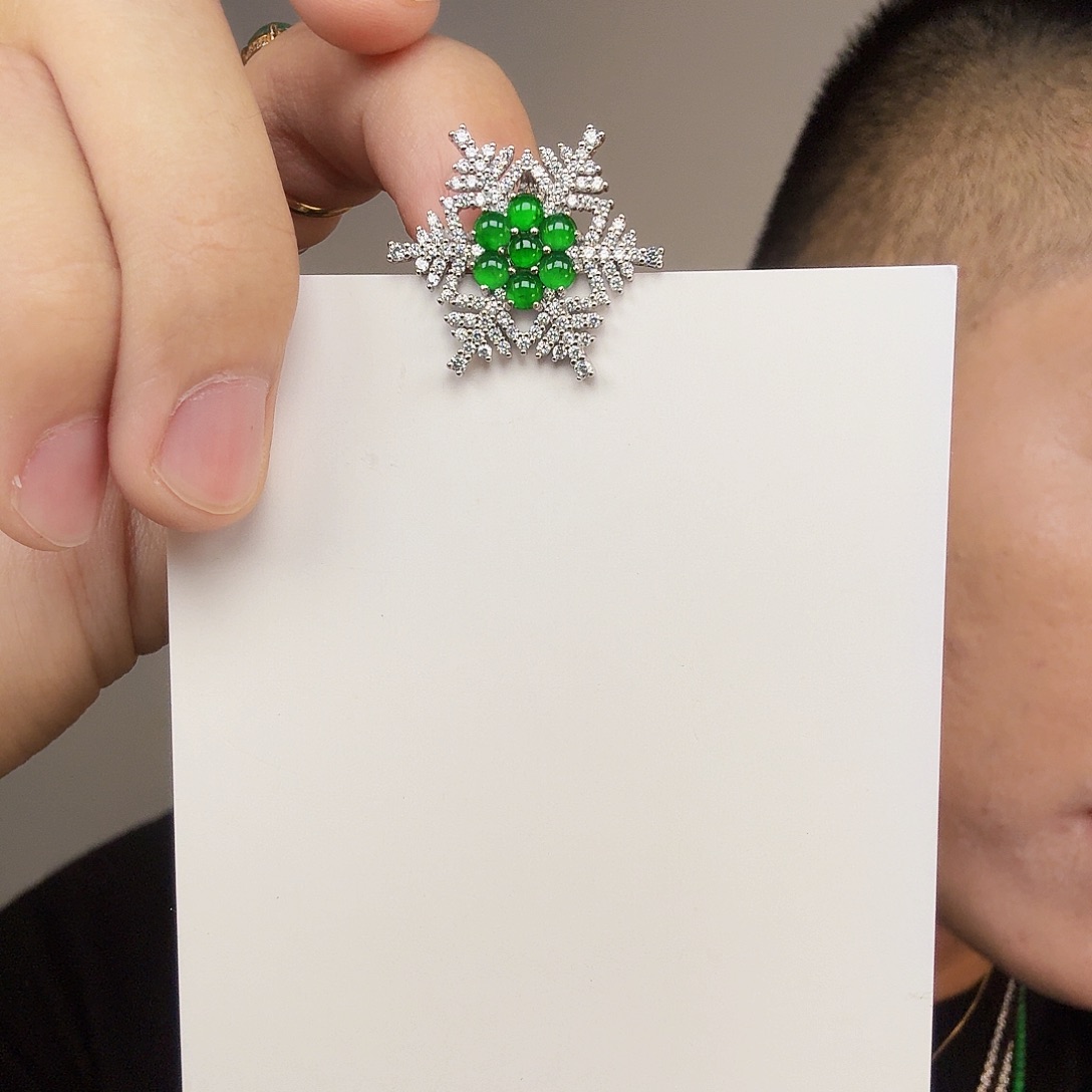 翡翠未镶嵌颈饰一件