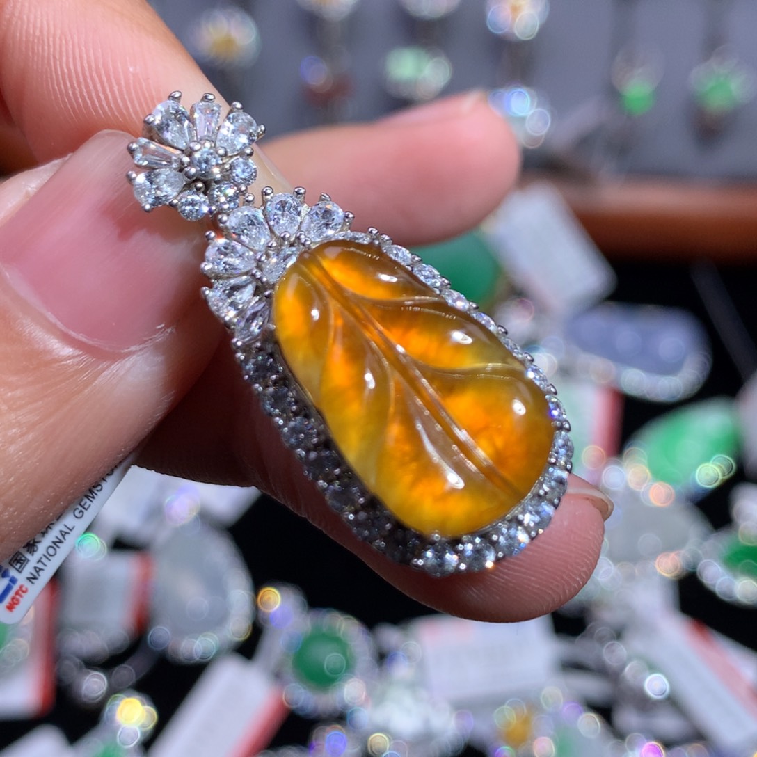 翡翠颈饰18K金镶嵌黄翡叶子吊坠