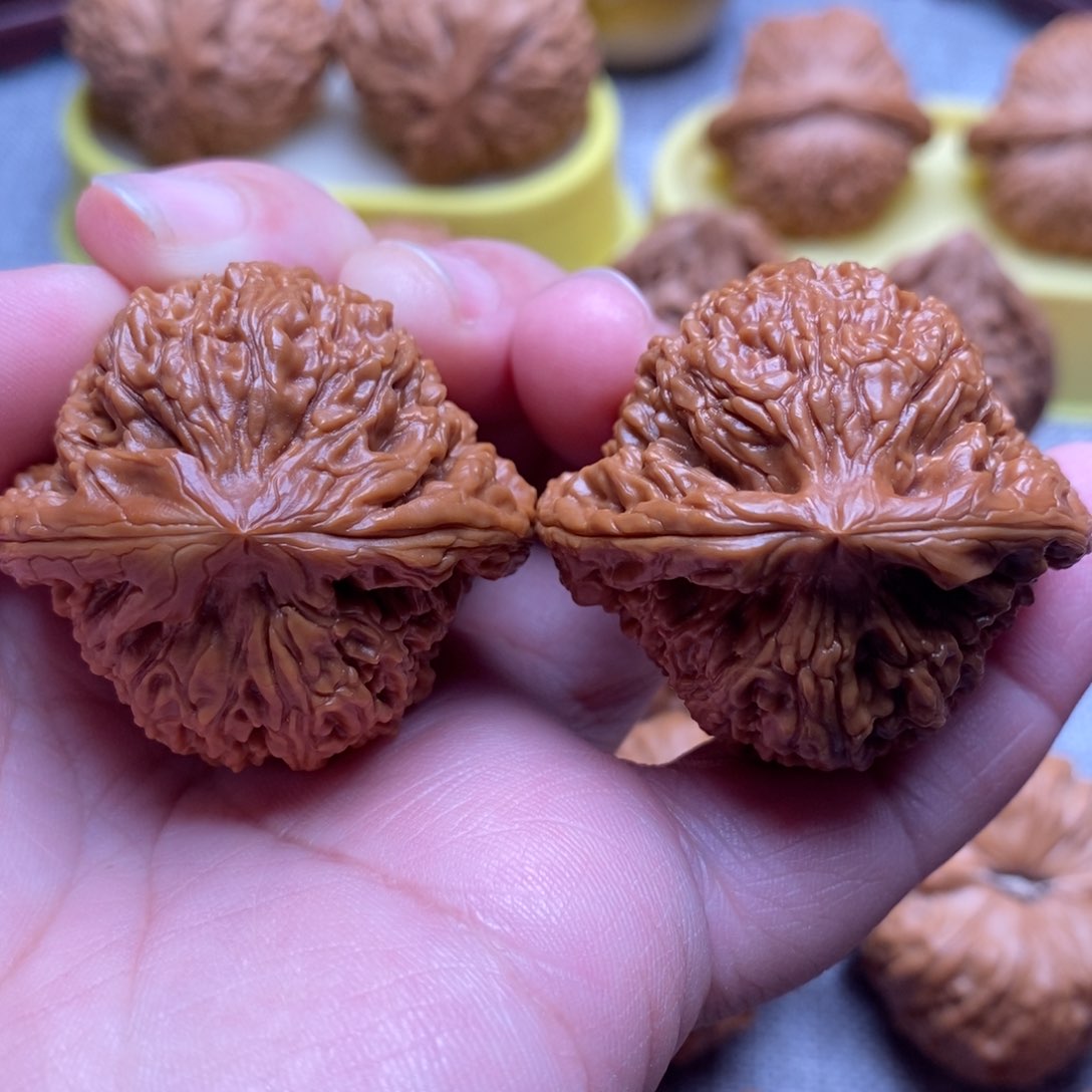 文玩核桃把件40红皮南疆石毕业